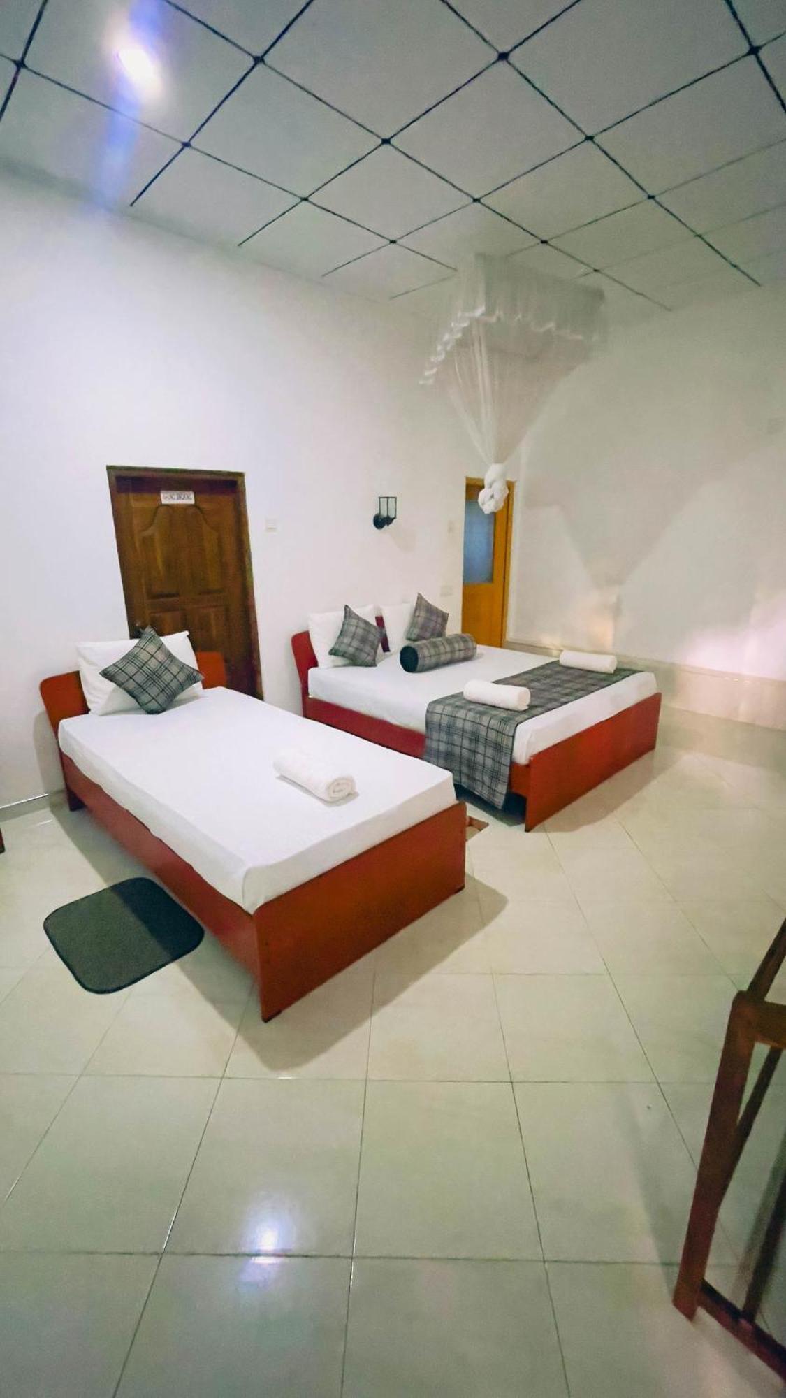 White Eagle Hotel 锡吉里亚 外观 照片
