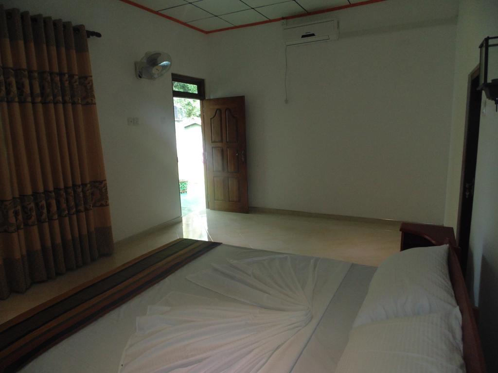 White Eagle Hotel 锡吉里亚 外观 照片